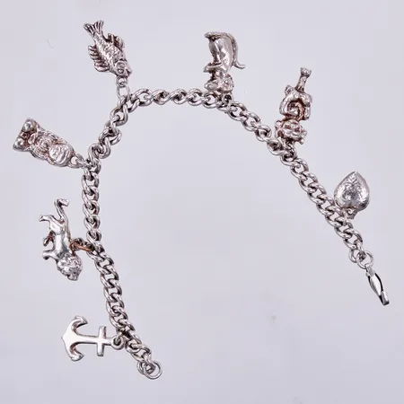Armband med 7 berlocker, längd ca 17,5cm, bredd ca 5mm, en ögla i oädelmetall, silver 830/1000  Vikt: 29,1 g