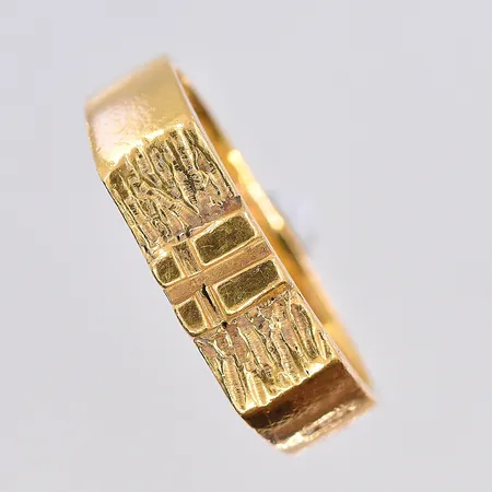 Klackring, stl 19, bredd 4-6 mm, 18K. Vikt: 8,7 g