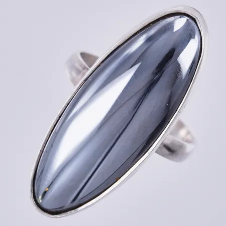 Ring med hematit, stl ca 18¼, bredd ca 3-33mm, silver 925/1000 Vikt: 6,2 g