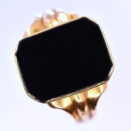 Klackring med Onyxplatta, stl 20, bredd 4-17 mm, graverad, 18K. Vikt: 5,5 g