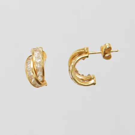 Ett par örhängen, vita stenar, längd ca 12mm, bredd 5,5mm, 18K Vikt: 1,9 g