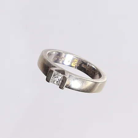 Ring med prinsesslipad diamant 1x 0,25ct enl. gravyr, stl 15¼, bredd 3,5-4mm, GHA, gravyr, vitguld 18K Vikt: 5,3 g