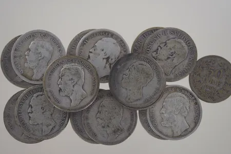 18 st Silvermynt 1 kr, Oscar II + 50 öre 1907, silver 8000/1000, 134,34 gr3 st år 18751 st18761 st 18802 st 18811 st 18892 st 18901 st 1897 2 st 18981 st 19011 st 19032 st 19061 st 1907 Vikt: 134,4 g