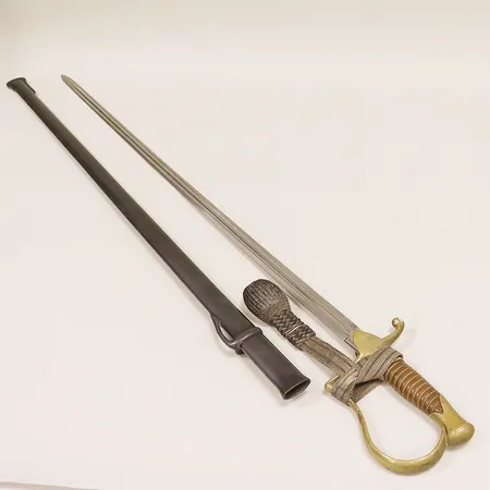 Sabel tillverkad av Gustaf Emanuel Svalling, 1800-tal, smärre slitage /rost på klingan, längd med fodral 96cm Vikt: 0 g Skickas med postpaket.