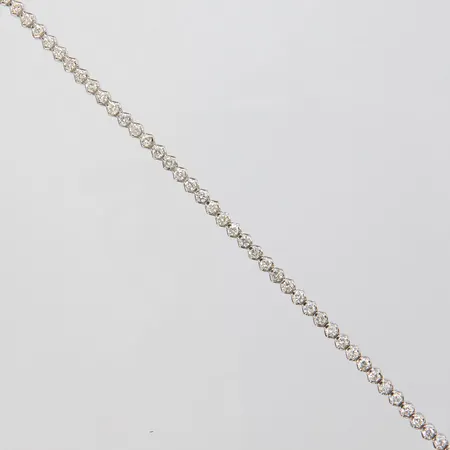 Tennisarmband, diamanter 57xca0,05ct, totalt 2,85ctv, W-Cr/P-VS, längd ca 18,5cm, bredd 3,5mm, vitguld, 18K Vikt: 13,9 g