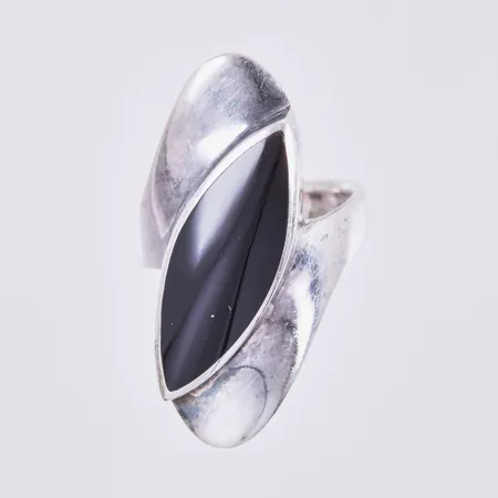 Ring med svart sten, stl: ca 17, bredd: ca 4-33mm, 925/1000 silver  Vikt: 7,4 g