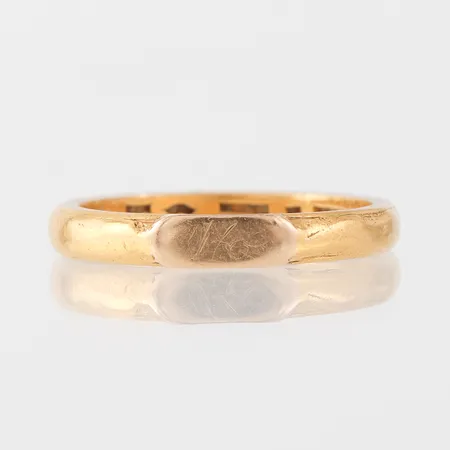 Ring slät med gravyr, storlek 18 mm, bredd 3 mm, 23k. Vikt: 5,9 g