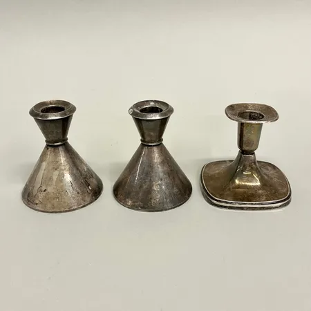 3 Ljusstakar, höjd 8-9cm, en med bucklor, två med gravyr, två med botten i metall, silver 830/1000 Vikt: 188 g