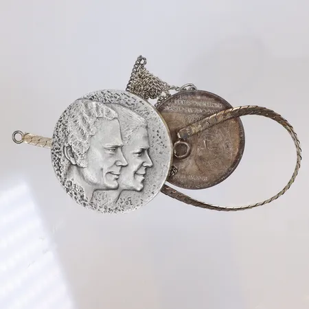 Diverse silver, delvis gravyr 925/1000 Vikt: 93,1 g