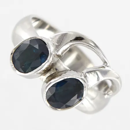 Ring vit med blå stenar, stl 17¾, bredd framtill 12mm, 18K Vikt: 6,8 g