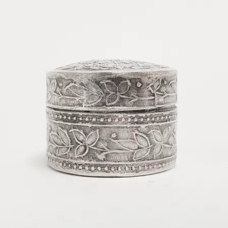 Pillerdosa med mönsterdekor, höjd 2,2cm, Ø 2,7cm, silver Vikt: 13,6 g
