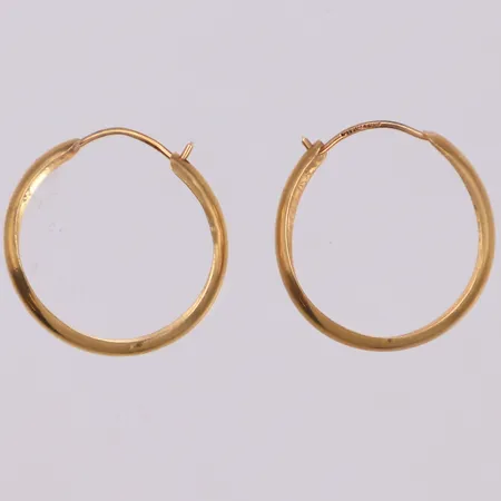 Ett par örhängen creoler, Ø17,5mm, bredd ca 3mm, bucklor, 18K  Vikt: 0,8 g