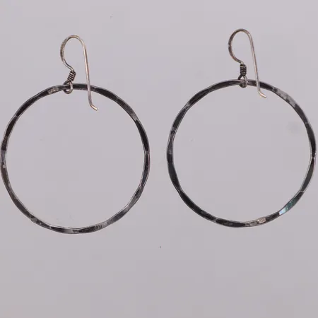 Ett par örhängen, längd ca 46mm, Ø35mm, bredd 1,5mm, silver 925/1000 Vikt: 2,8 g