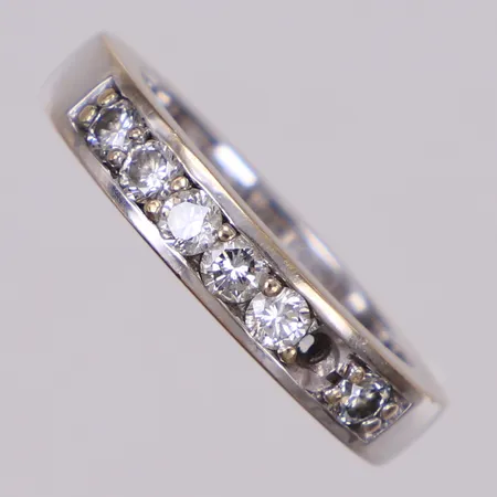 Ring med diamanter 6xca0,09ct, stl 18½, bredd 4,2-4,4mm, vitguld, slitage, en diamant saknas, 18K  Vikt: 10,1 g