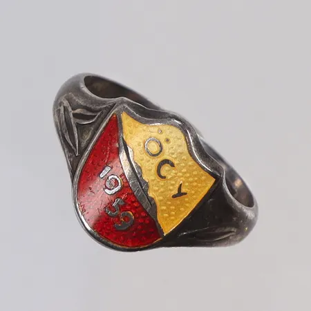 Ring med emaljerad sköld stl 18½ bredd 3-18mm, Finland, gravyr, silver 813/1000 Vikt: 3,8 g