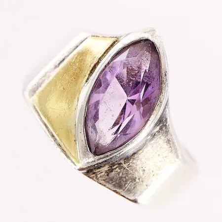 Ring stl 17¼, bredd 5,5-14mm, lila sten, förgylld detalj, otydlig stämpel, silver. Vikt: 9,4 g