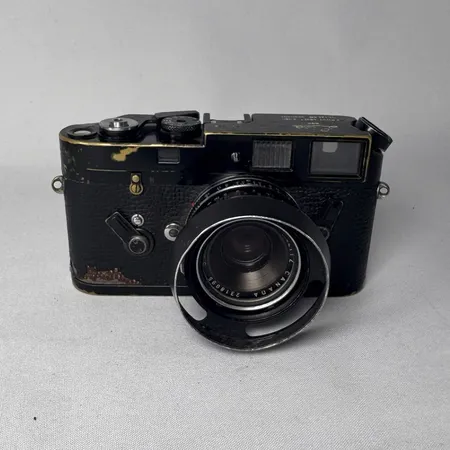 Kamerahus Leica M4, svartlackad, serienummer 124755, 1969, Leitz, Wetzlar, sega långa slutartider, påtaglitg bruksslitage, saknar en skruv i linsfästet, optik Leitz Canada Summicron 35mm f/2, serienummer 2318095, bruksslitage, något oljiga bländarblad, Leitz Wetzlar Germany UVa-filter, motljusskydd Leitz Wetzlar Germany no. 12585, slitage, inga linsskydd/caps, inga övriga tillbehör Skickas med postpaket.