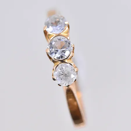 Ring med vita stenar, stl 19, bredd 2 mm, 18K. Vikt: 1,9 g
