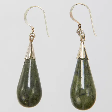 Ett par örhängen, gröna stenar, längd ca 50mm, bredd 12mm, 925/1000 silver, bruttovikt: 12,0g Vikt: 12 g