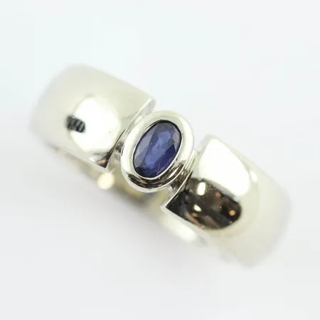 Ring med safir, stl 17 mm, bredd ca 6,1mm, Guldfynd, 18k vitguld Vikt: 12,2 g