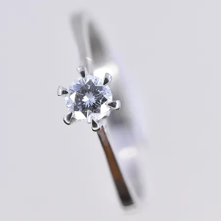 Ring med diamant 0,24ctv enligt gravyr, stl 17¾, bredd 3 mm, vitguld, 18K. Vikt: 2,3 g
