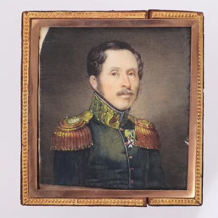 Miniatyrporträtt föreställande Gustaf Jacob Dalström i uniform, daterad 1828, skadad ram, smärre färgbortfall i ena kanten, 9,5x8,5cm.