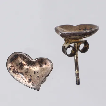 Ett par Örhängen, hjärtan 10x10mm, slitage, silver 925/1000  Vikt: 2,2 g