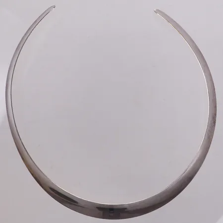 Collier, innermått ca 11,5x12cm, bredd 9,8-18mm, öppen modell, svensk importstämpel, silver 925/1000 Vikt: 32,5 g