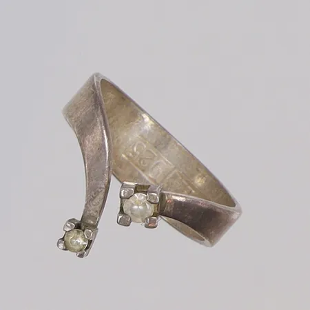 Ring med slipade vita stenar stl 16½ bredd 3-6mm BEH (Bengt Hallberg) Köping silver 925/1000 Vikt: 2,9 g