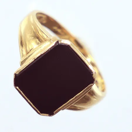 Klackring svart sten , gravyr, Ø18¾, 18k  Vikt: 3,9 g