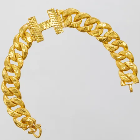 Armband, längd ca 16,5cm, bredd 11,5-15,5mm, bucklig, Thaiguld, 1 baht, 23K Vikt: 15,2 g