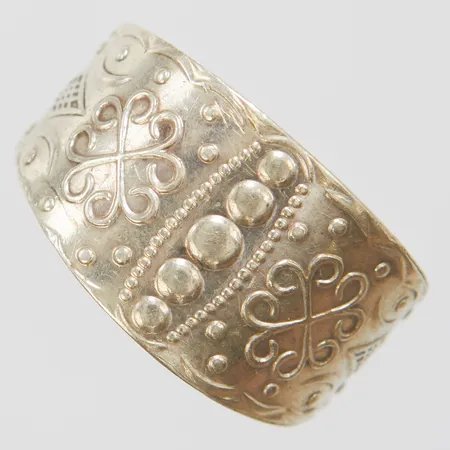 Ring, stl 21¼, bredd 5-13,5mm, 925/1000 silver Vikt: 5,6 g
