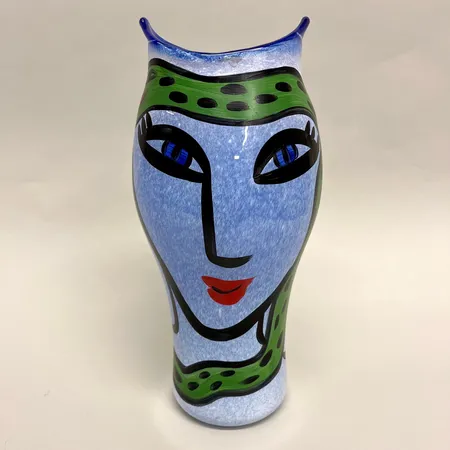 Vas, Open Minds, Ulrica Hydman Vallien, Kosta Boda, handmålat glas, höjd 35cm, signerad och numrerad 7040270, etikettmärkt Skickas med postpaket.