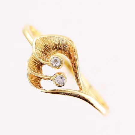 Ring, stenar, stl 19, bredd 1,4-9mm, nagg på stenar, 18K. Vikt: 1,1 g