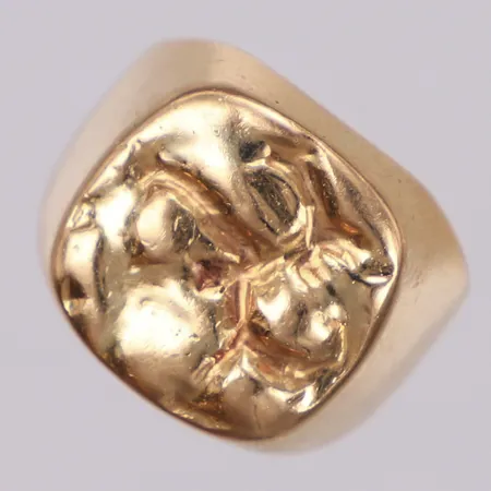 Klackring med mönster, stl 16¼, bredd 5,4-15,2mm, Stockholm, repor, 18K  Vikt: 13,2 g