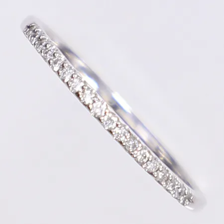 Ring med diamanter totalt 0,10ct enligt gravyr, stl 17¾, bredd 1mm, vitguld, 18K  Vikt: 1,9 g
