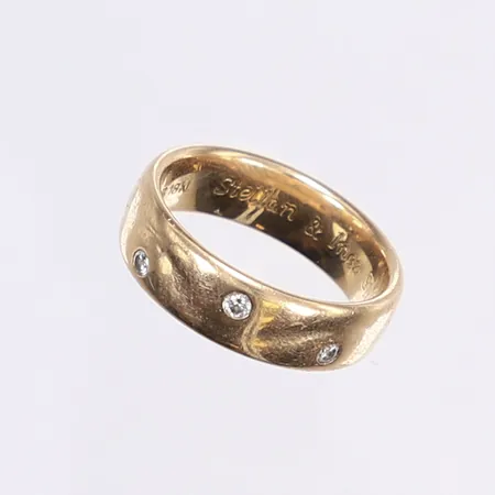 Ring med diamanter 3x 0,03ct, stl 17¼, bredd 6mm, Schalins, gravyr, repig, 18K Vikt: 7,8 g