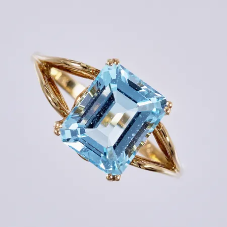 Ring med sten, stl: ca 18, bredd: ca 2-10mm, HSG, Hedbergs Guld & Silver, Dalsjöfors, 18K  Vikt: 3,6 g