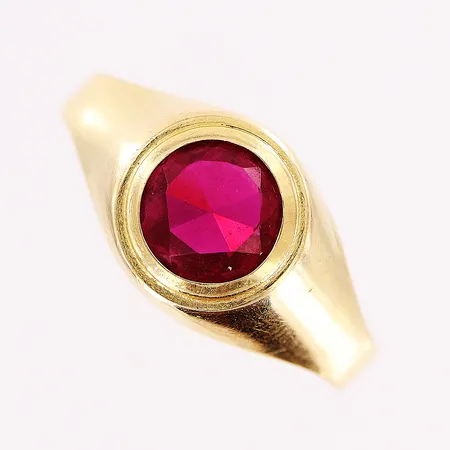 Klackring, röd sten, stl 18½, bredd 2,4-9mm, 18K. Vikt: 2,3 g