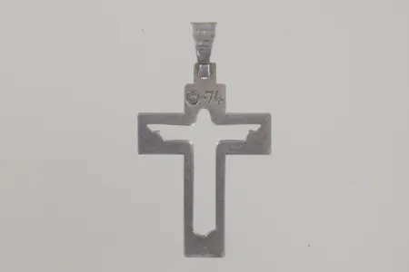Kors, längd 2,5 cm, graverad -74, silver 925/1000 Vikt: 0,8 g
