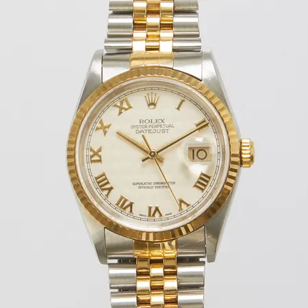 Herrur Rolex Oyster Perpetual Datejust, stål/guld, automatisk, Ø 36mm, refnr: 16233, serienr: P743524, cal. 3135, verknr: 3-9034482, safirglas, datum, år 2000, jubilelänk stål/guld, ref: 62523H-18, viklås, certifikat Oriental Watch Company Hong Kong, inga tillbehör. 