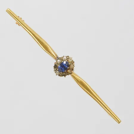 Brosch, stenar, längd ca 62mm, bredd 2-9mm, skev, 18K Vikt: 2,5 g