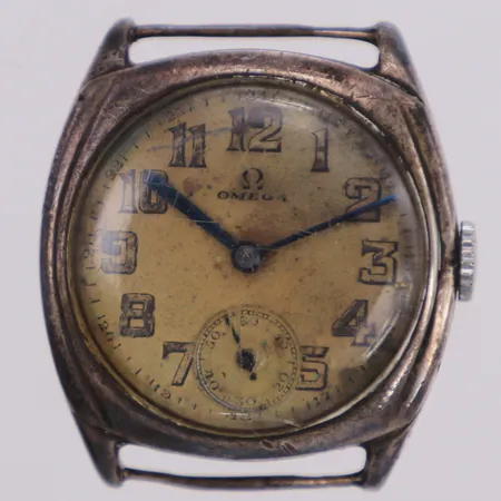 Herrur Omega, 30mm, manuell, boettnr: 8787082, verknr: 7901440, ca. 1930, repigt glas med spricka, skadad urtavla, saknar band, liten sekundvisare, boetten i 925/1000 silver, bruttovikt: 29,5g