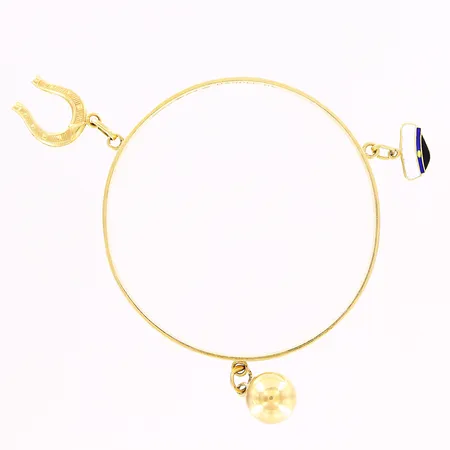 Armring, innermått ca 56mm, bredd 4mm, 3 berlocker, mindre slitage på en berlock, 18K Vikt: 14,7 g