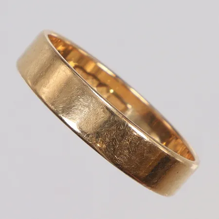 Ring slät. stl 22¼, bredd 5mm, gravyr, 18K  Vikt: 4,5 g