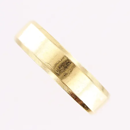 Ring, slät, stl 18½, bredd 5,4mm, hack/bucklor, gravyr, 14K. Vikt: 5,4 g