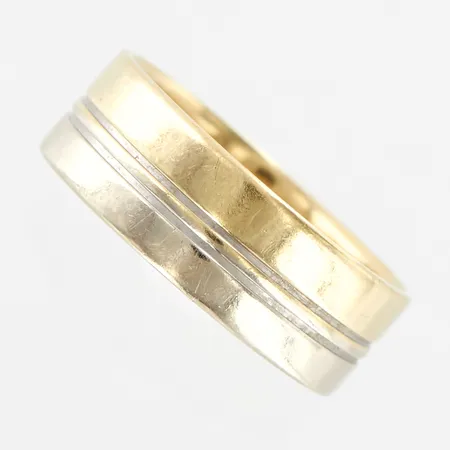 Ring, stl 19¼, bredd 7mm, gul/vitguld, gravyr, 14K Vikt: 5,2 g