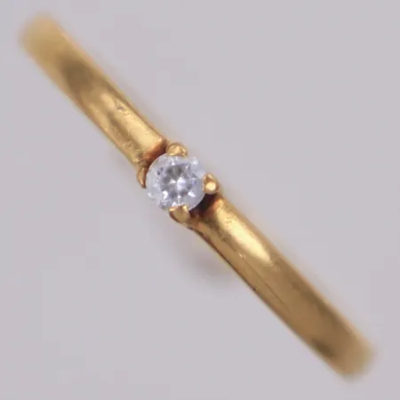 Ring med vit sten, stl 18, bredd 1,5-2,5mm, nagg på sten, 18K Vikt: 2 g