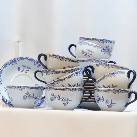 Kaffeservis Rörstrand "Ostindia",  11 kaffekoppar höjd ca 5cm, 12 fat Ø13cm, Skickas med postpaket.