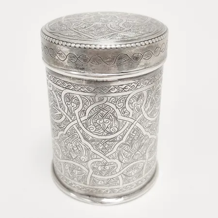 Burk med lock, mönsterdekor, höjd 9cm, Ø 6,2cm, skev, Egyptiska stämplar, 900/1000 silver Vikt: 128,2 g